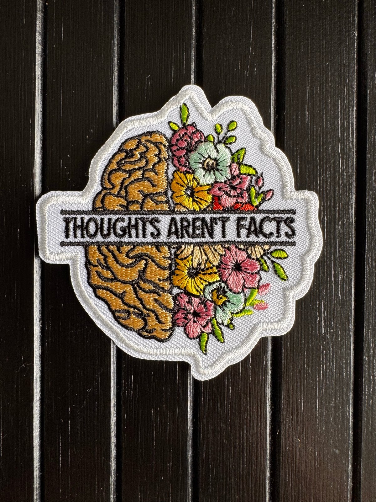 Leuke patch "Thoughts Aren't Facts" - 7,5x8 cm, Ophalen of Verzenden, Nieuw, Overige applicaties