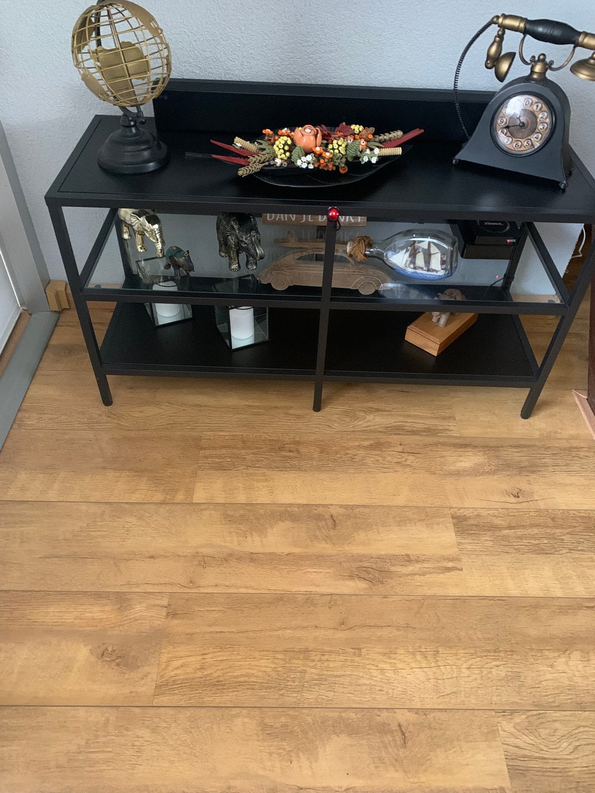Zgan zwart ikea kastje met glasplaat in het midden, Ophalen, Zo goed als nieuw