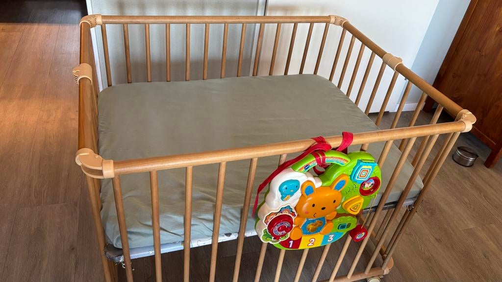 Opvouwbare houten kinderbox met wieltjes, Ophalen, Gebruikt, Vierkant, Boxkleed