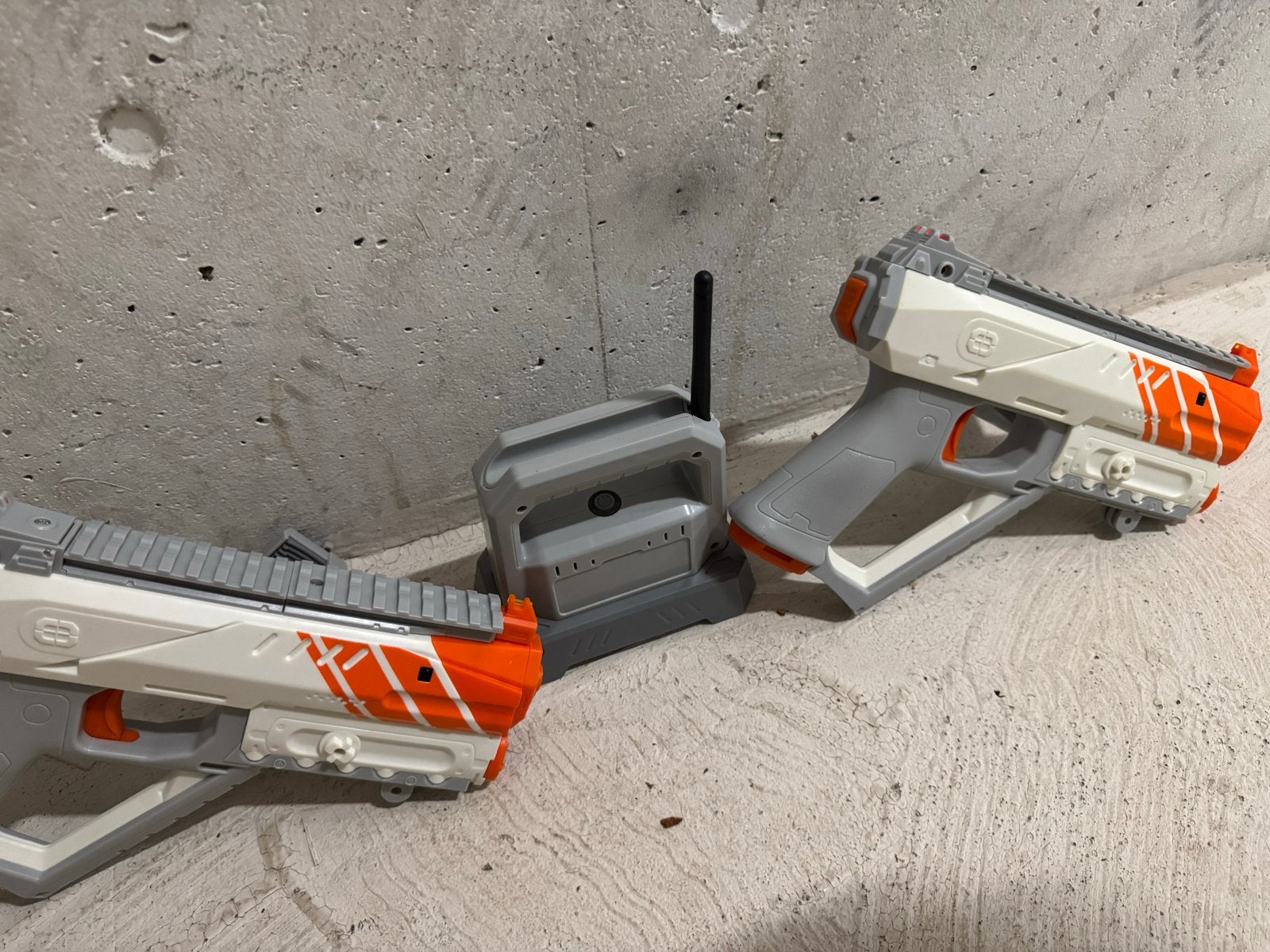 Recoil Laser Tag Set: 2 Blasters & Wi-Fi Game Hub, Ophalen of Verzenden, Gebruikt
