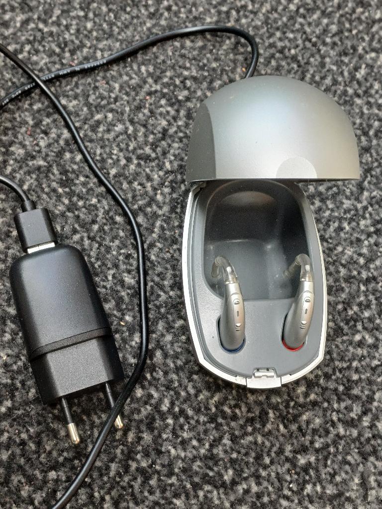 TE KOOP: Hoorapparaten met oplader Unitron, Ophalen of Verzenden, Gebruikt