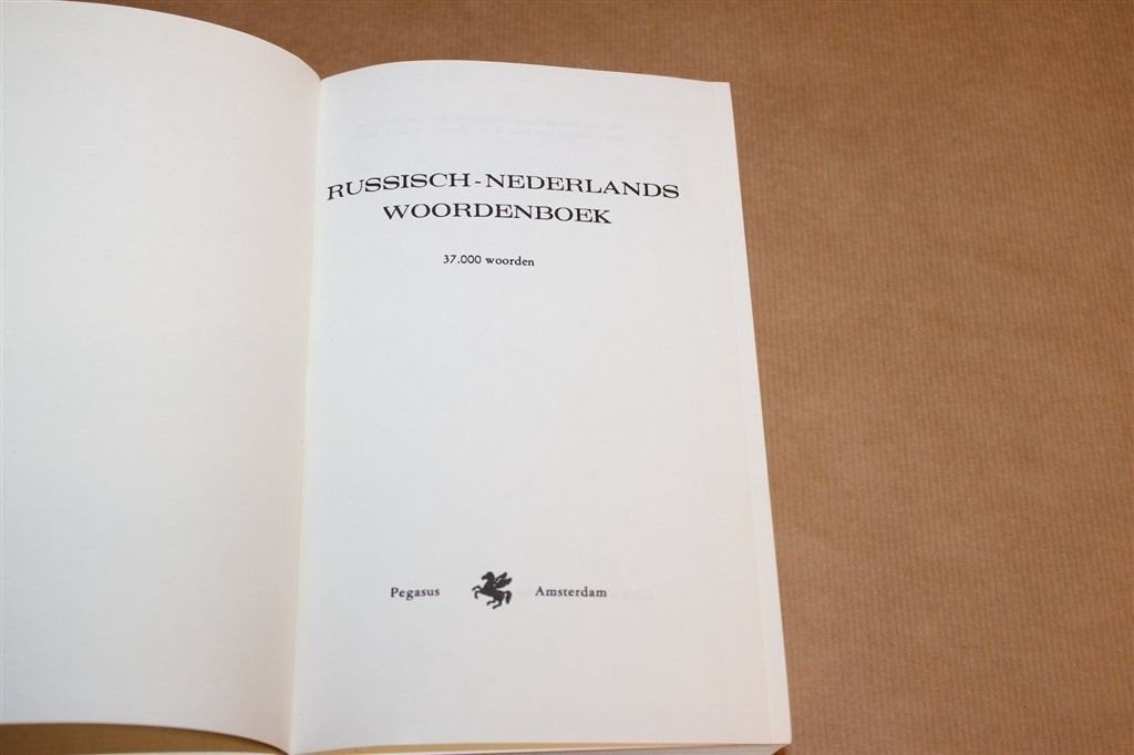 Russisch-Nederlands Woordenboek — 37.000 Woorden, 1042 pag., Ophalen of Verzenden, Gelezen, Van Dale, Nederlands