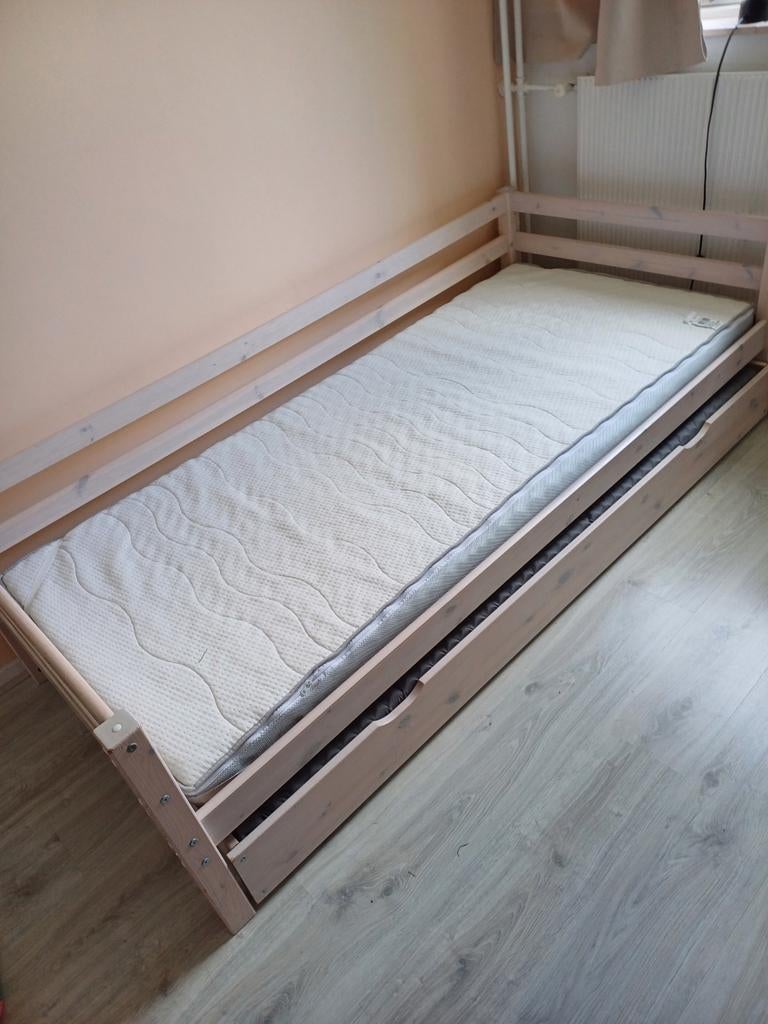 Bed met uitschuifbare la en 2 matrassen gebruikt maar schoon, Gebruikt, 90 cm, Eenpersoons, Wit