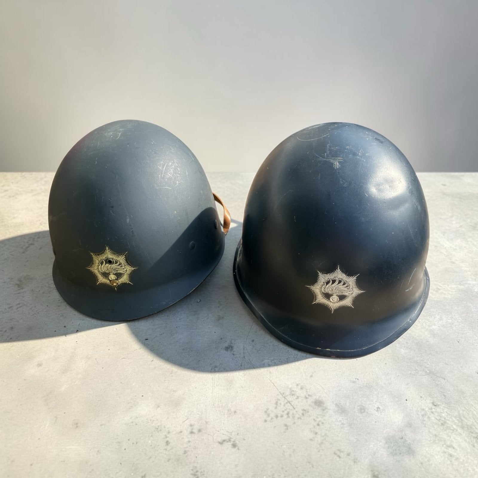 Rijkspolitie/ ME helm 1953-55 M1 VB555B3 originele staat, Ophalen of Verzenden, Doorwerth, Nederland, Helm of Baret