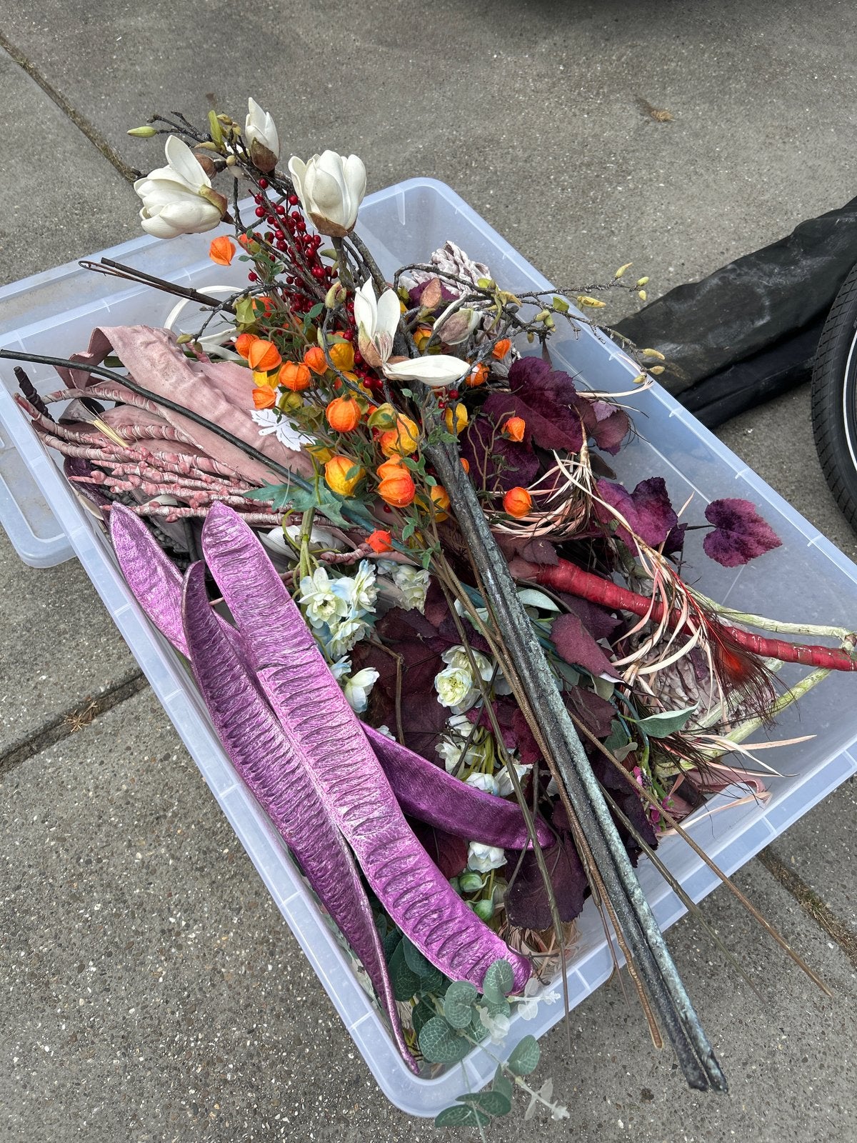 Grote doos met diverse kunstbloemen en -takken, Huis en Inrichting, Ophalen, Binnen, Gebruikt, Textiel