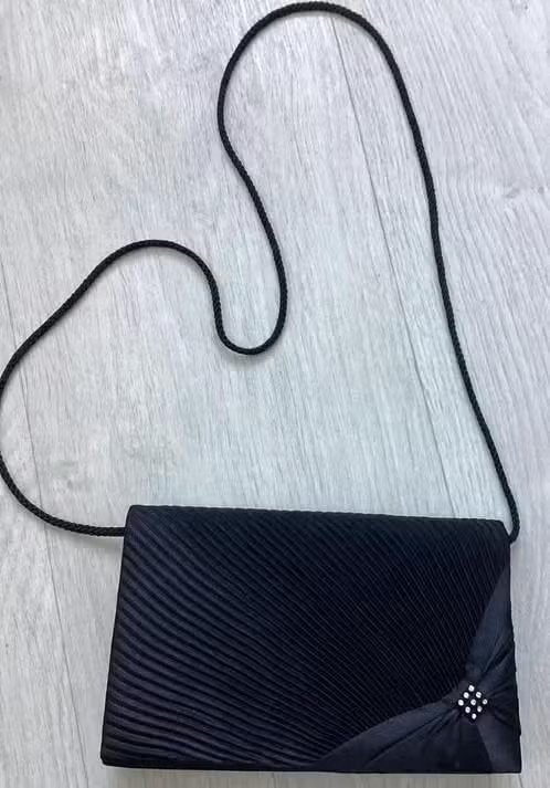 Zwarte Avondtas met Plooien en Strass, Ophalen of Verzenden, Zo goed als nieuw, Zwart, Avondtasje