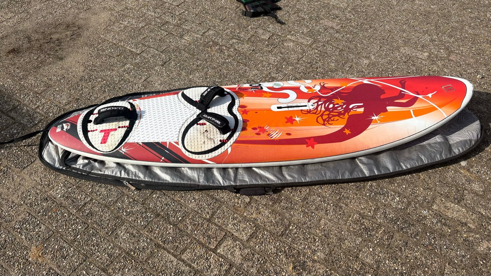 Tabou 3S Ltd 107 liter windsurfboard, Watersport en Boten, Windsurfen, Met voetbanden, Gebruikt, Tabou, Minder dan 250 cm