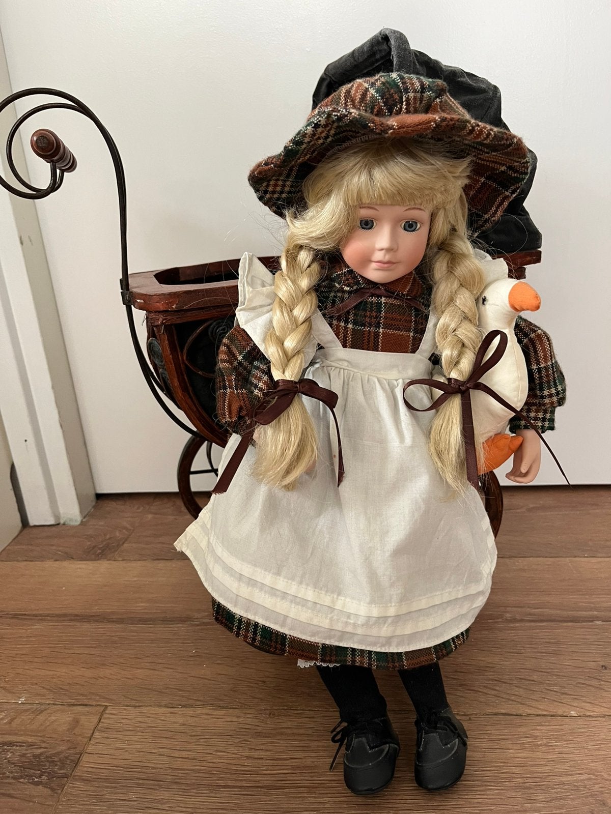 Pop nieuw met oud poppenwagentje, Verzamelen, Poppen, Ophalen of Verzenden, Nieuw, Pop