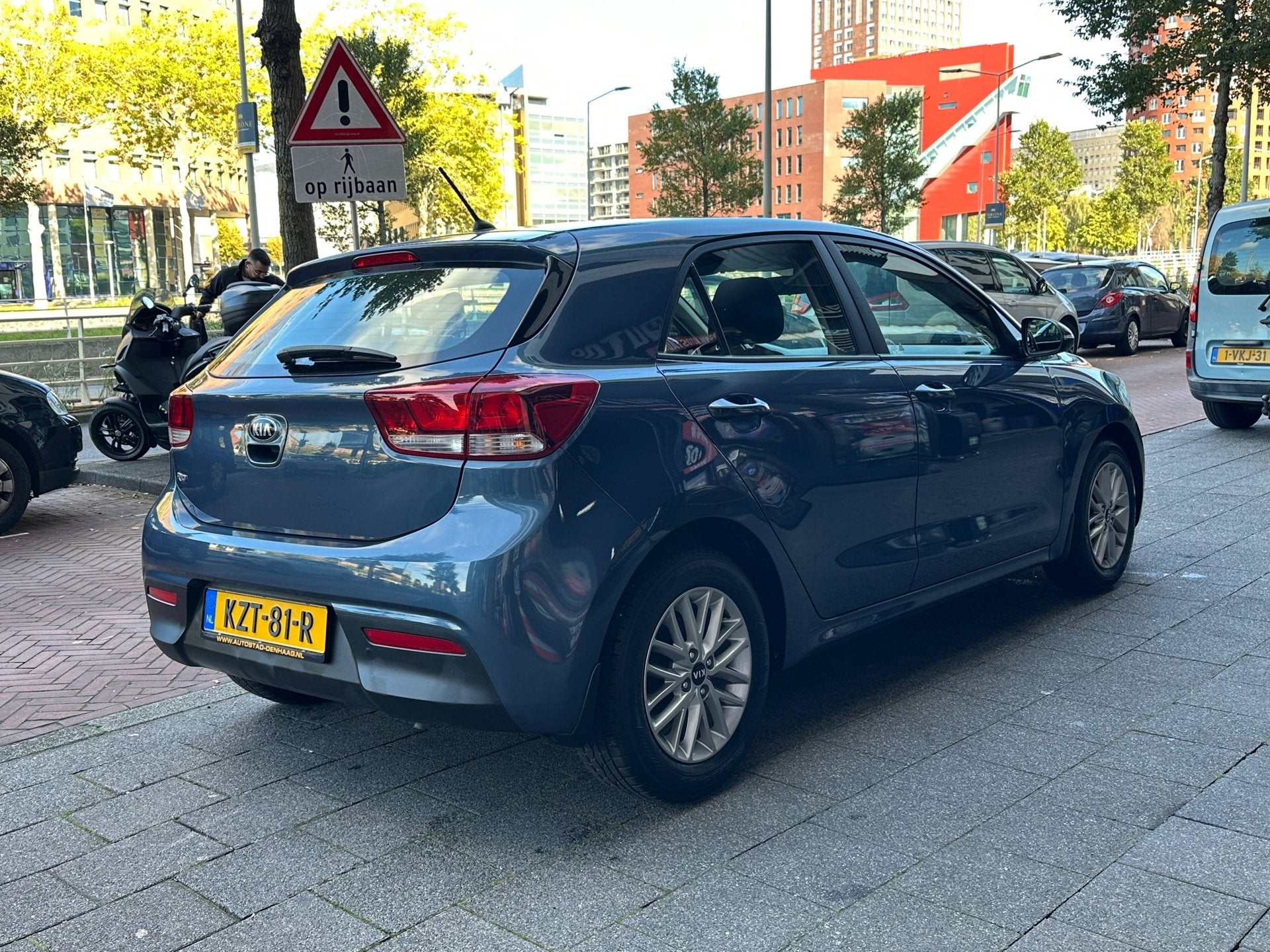 Kia Rio 1.4 DynamicLine Automaat 5 Deurs Airco, Auto's, Gebruikt, Euro 6, 4 cilinders, Blauw