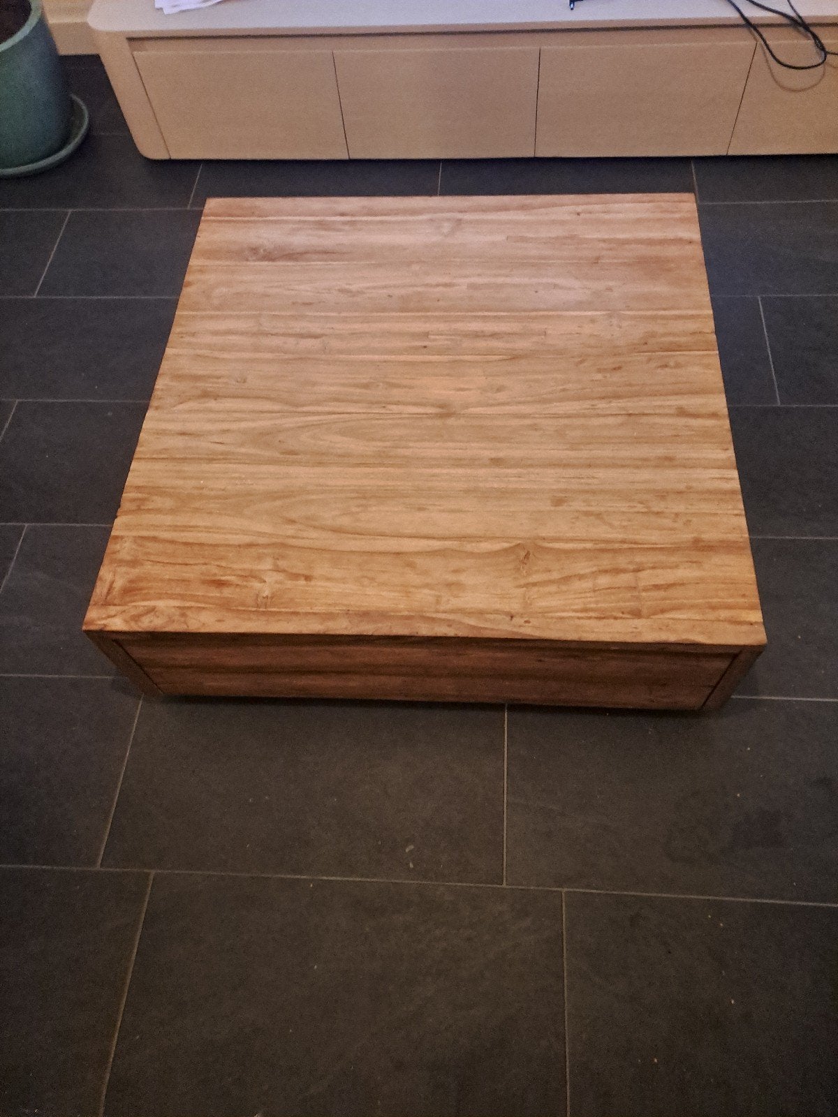 Massief houten salontafel met opbergruimte, Gebruikt, 50 tot 100 cm, Vierkant, Modern, robuust