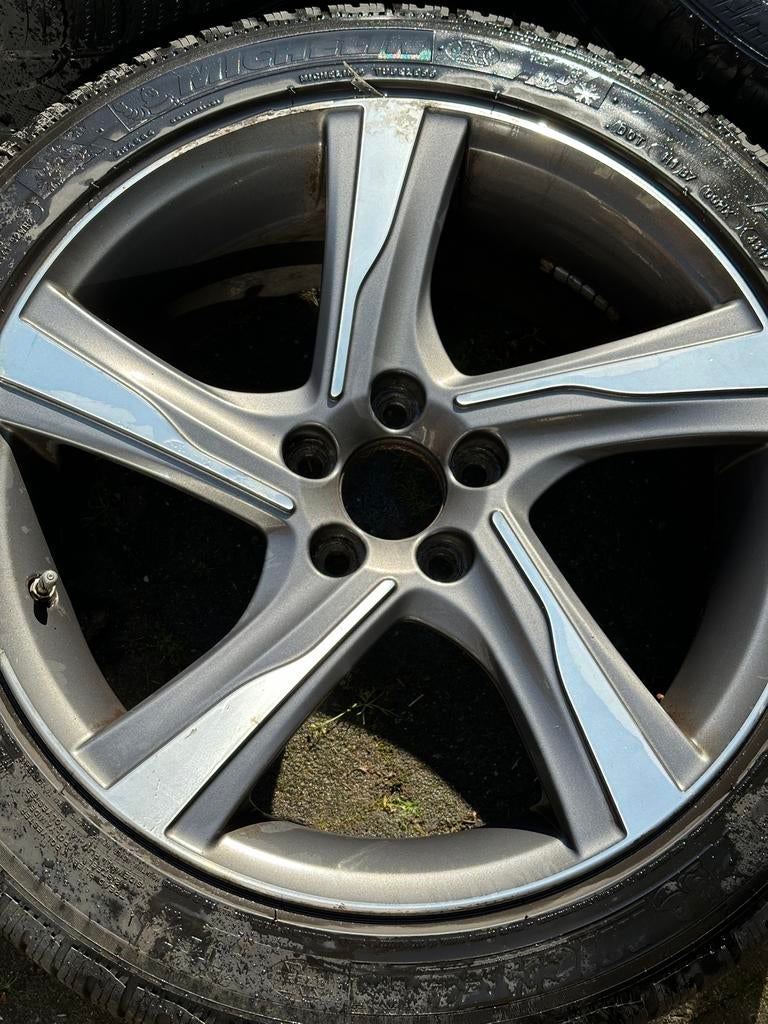 4x Volvo Ixion R-line velgen met winterbanden 245/45 R18, Auto-onderdelen, Banden en Velgen, Ophalen, 18 inch, Banden en Velgen