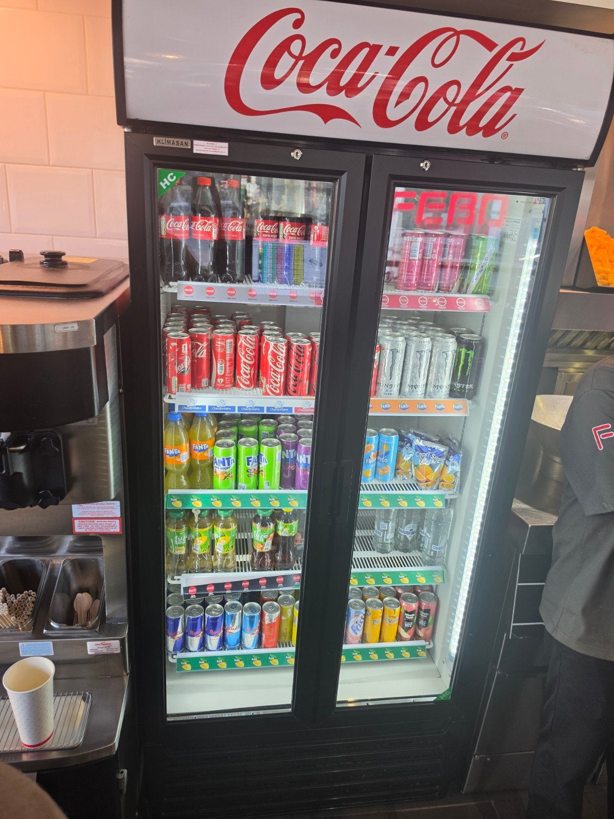 Coca-Cola Koelkast met Glazen Deuren - Perfect voor Drankjes, Witgoed en Apparatuur, 200 liter of meer, 60 cm of meer, Zonder vriesvak
