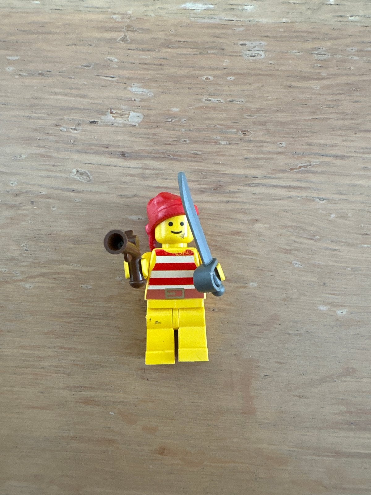 Lego Piraten Minifiguur met zwaard en pistool, Gebruikt, Lego, Minifiguur, Inclusief accessoires