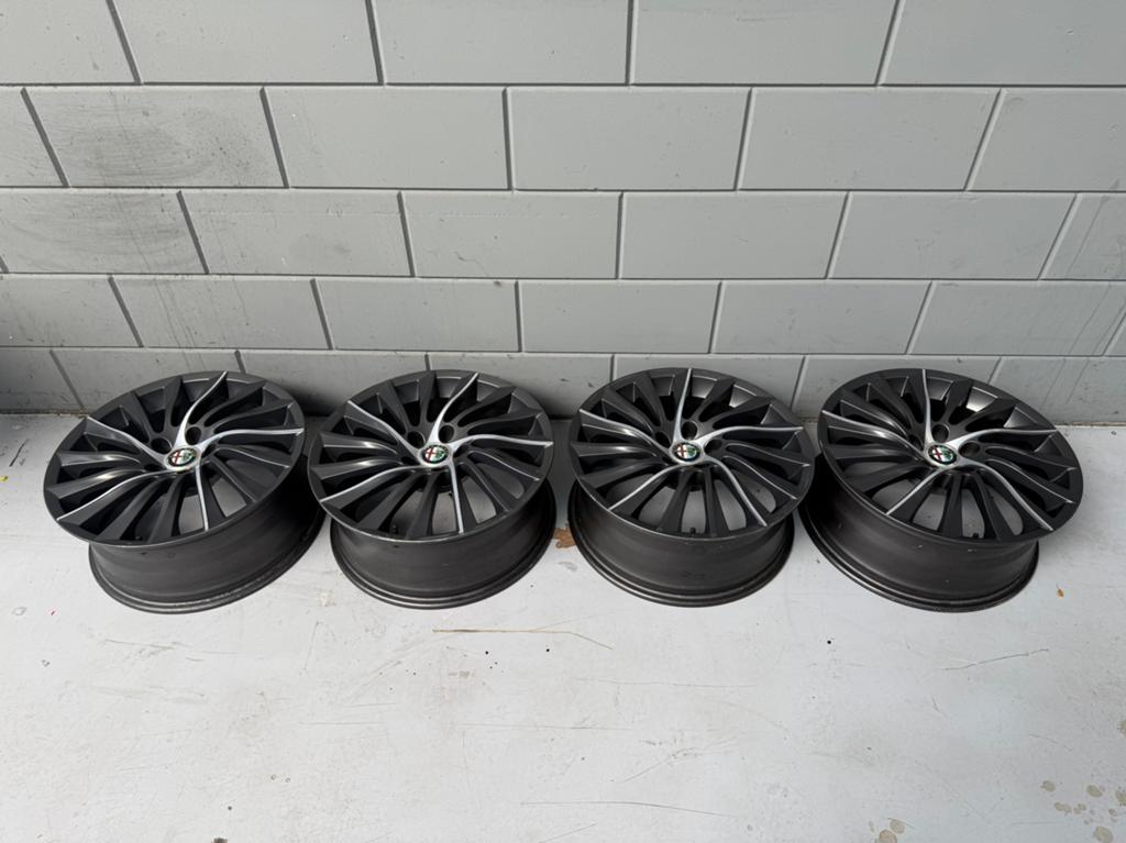 Originele 18 inch Alfa Romeo Giulietta QV velgenset, Auto-onderdelen, Banden en Velgen, Ophalen, 18 inch, Gebruikt, Velg(en)