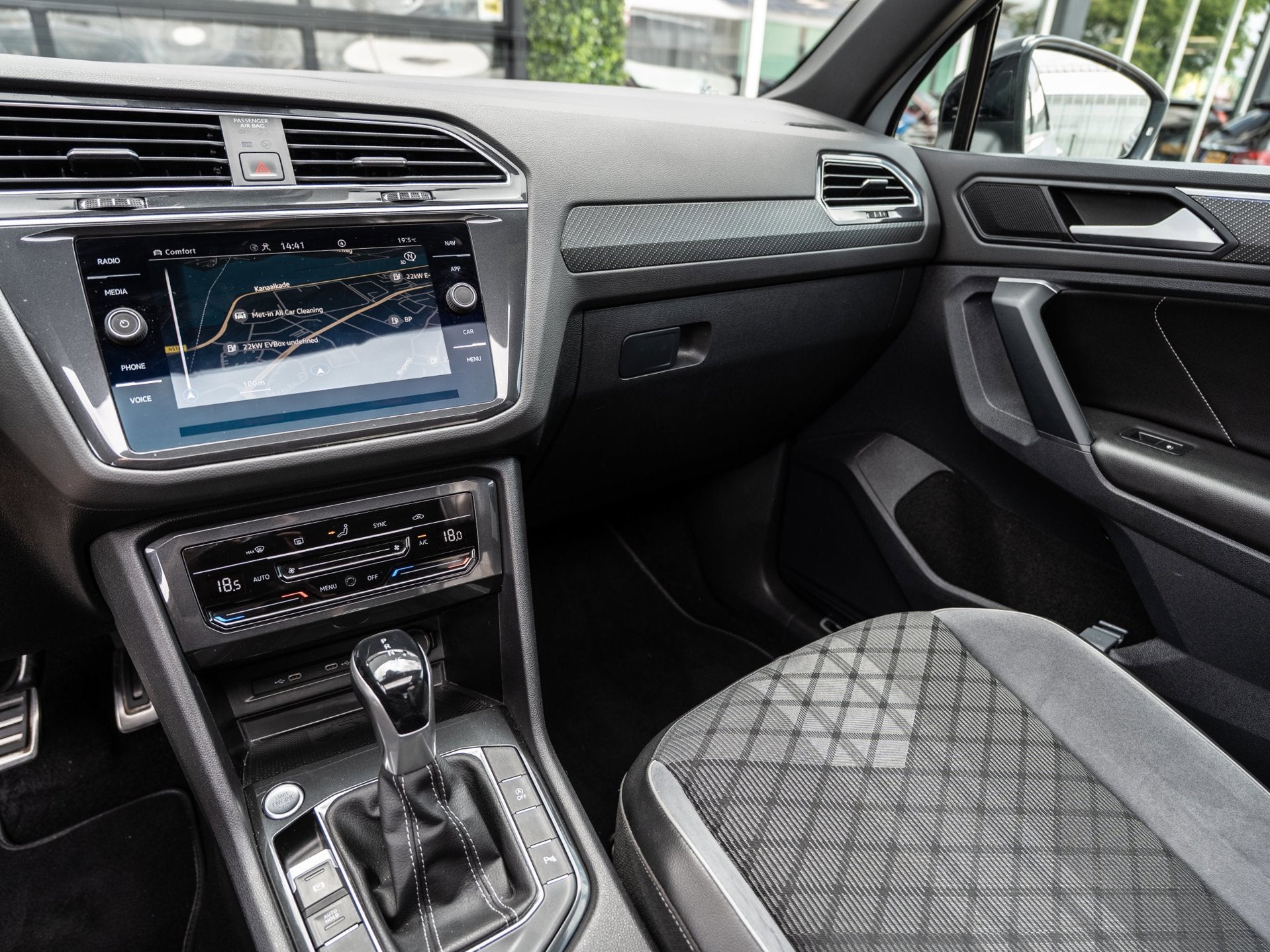 Volkswagen Tiguan 1.5 TSI 150PK DSG R-Line Business+ | Pano, Auto's, Dealer onderhouden, 4 cilinders, Alcantara, Origineel Nederlands