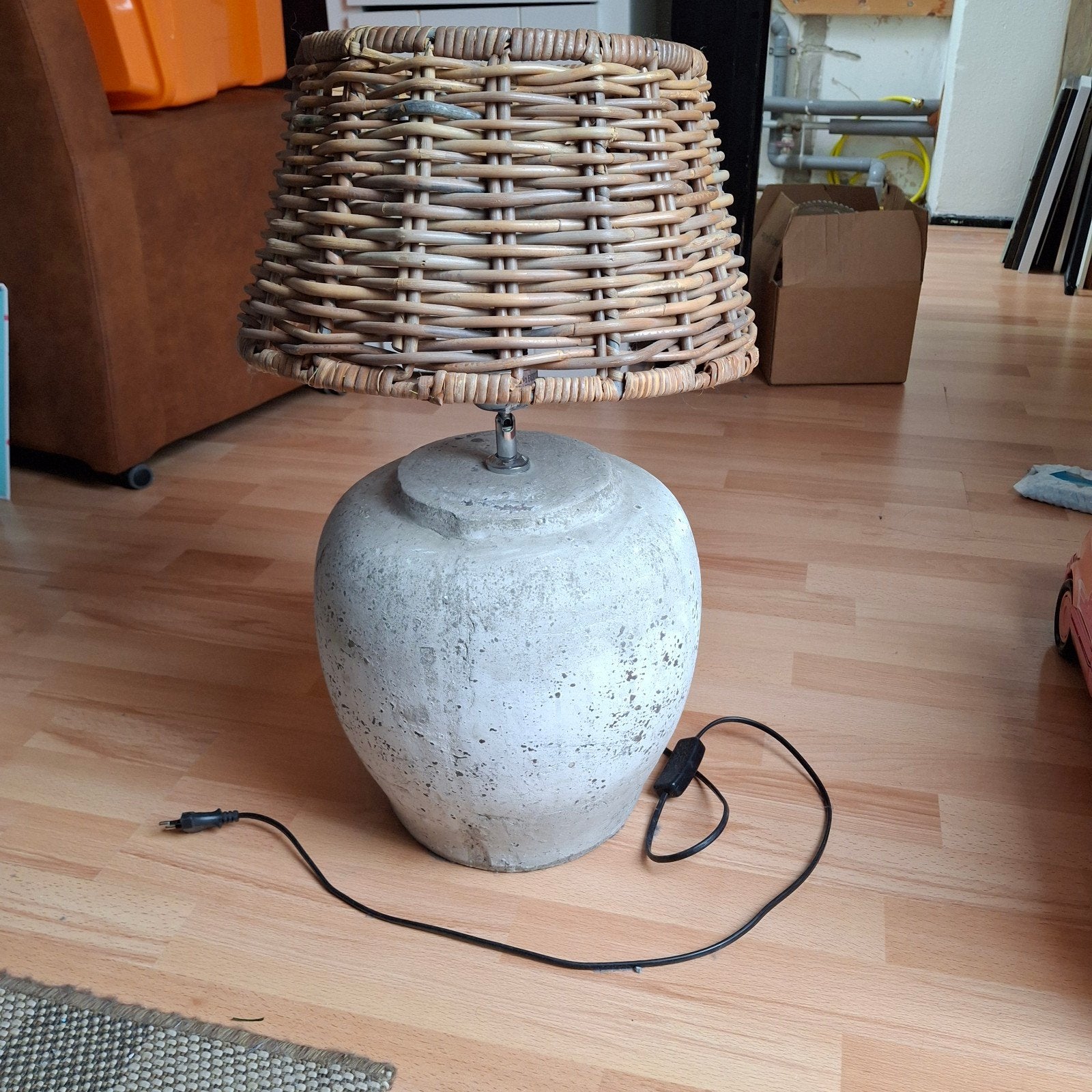 Zware betonnen tafellamp met rieten kap, Huis en Inrichting, Lampen | Tafellampen, Overige materialen, Gebruikt, 50 tot 75 cm