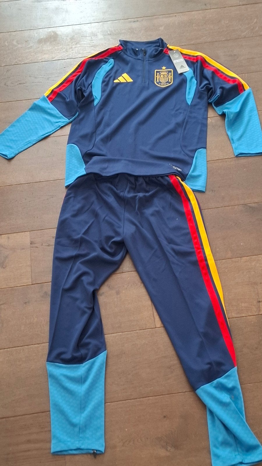 Trainingspak Spanje WK 2026 nieuw met kaartjes maat 18, Ophalen of Verzenden, Nieuw, Blauw, Voetbal