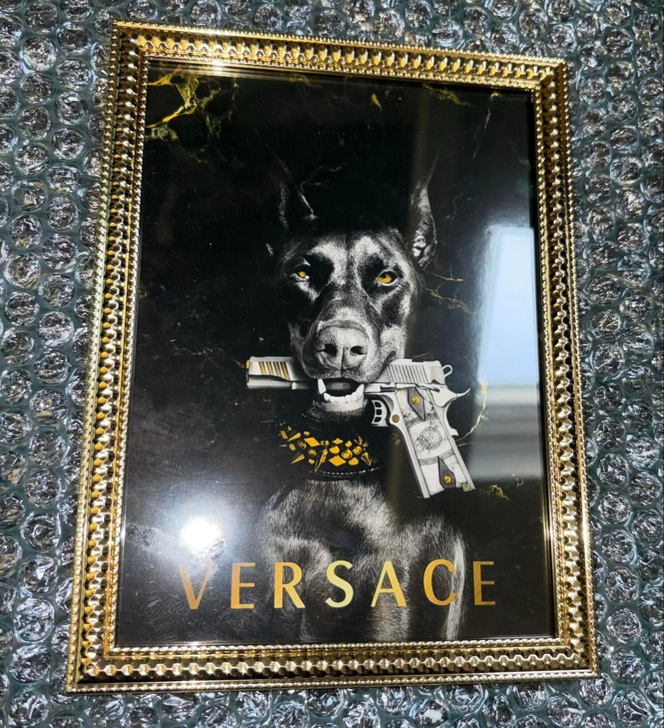 Versace Dobermann met pistool - Ingelijste poster, Huis en Inrichting, Overige materialen, Minder dan 50 cm, Nieuw, Ophalen of Verzenden