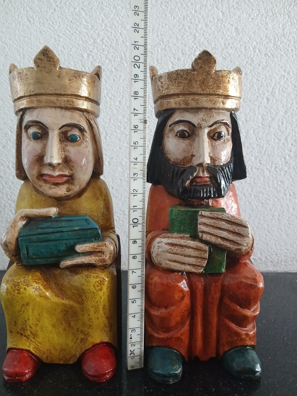 Twee handgesneden houten beelden van de Drie Koningen, Handgemaakt, Ophalen of Verzenden, 20 - 50 cm, Beeld