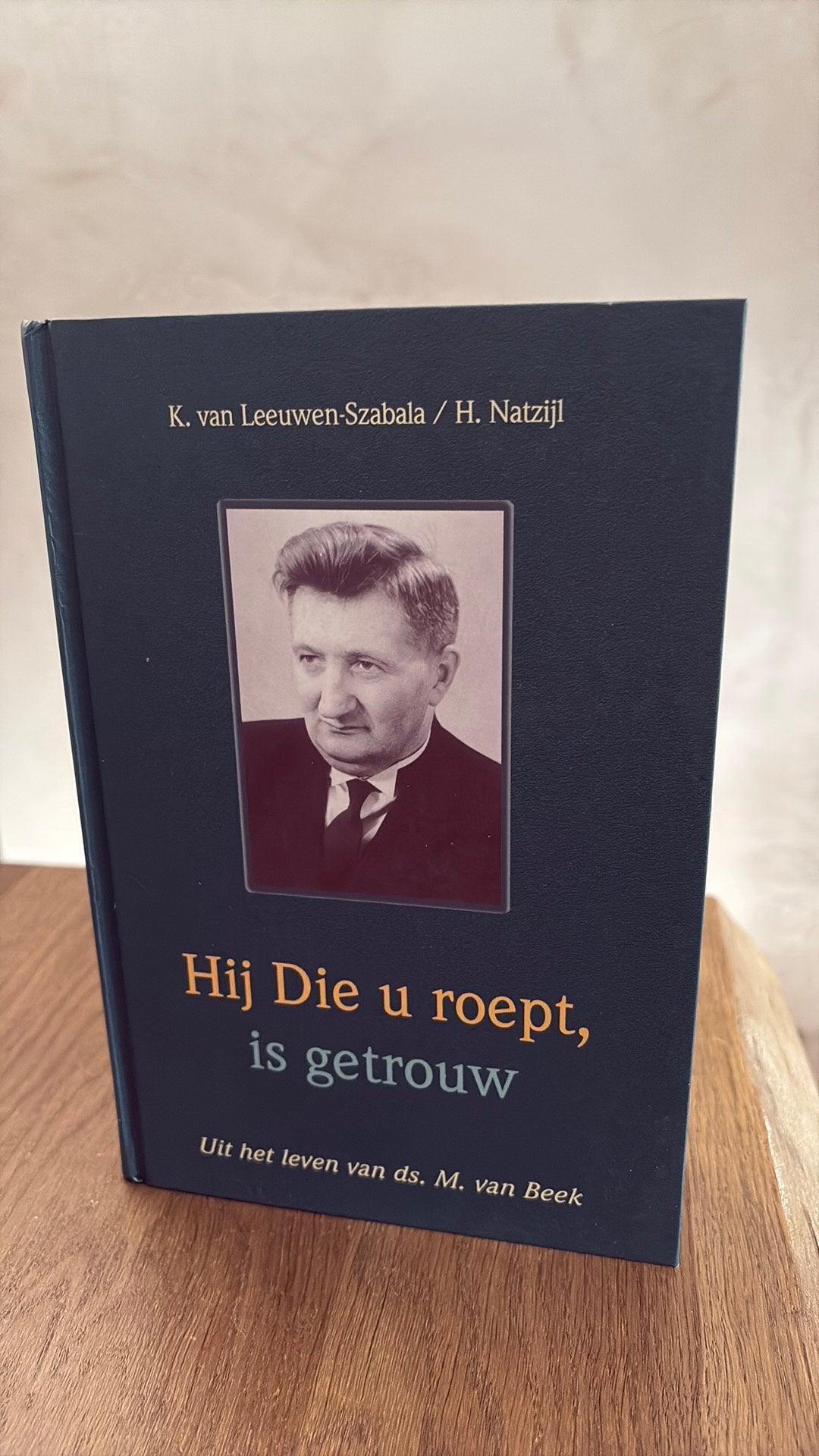 K. van Leeuwen-S. Ds M van Beek Hij Die u roept, is getrouw, Ophalen of Verzenden, Gelezen, K. van Leeuwen-Szabala; H. Natzijl