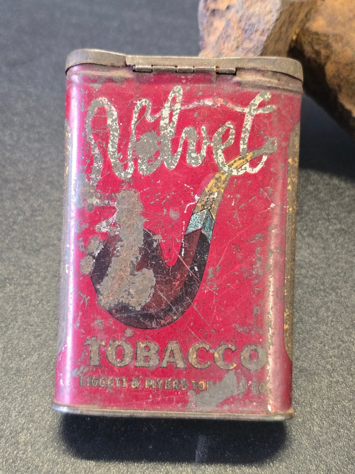 WWII US Velvet tobacco tin, Ophalen of Verzenden, Amerika, Embleem of Badge
