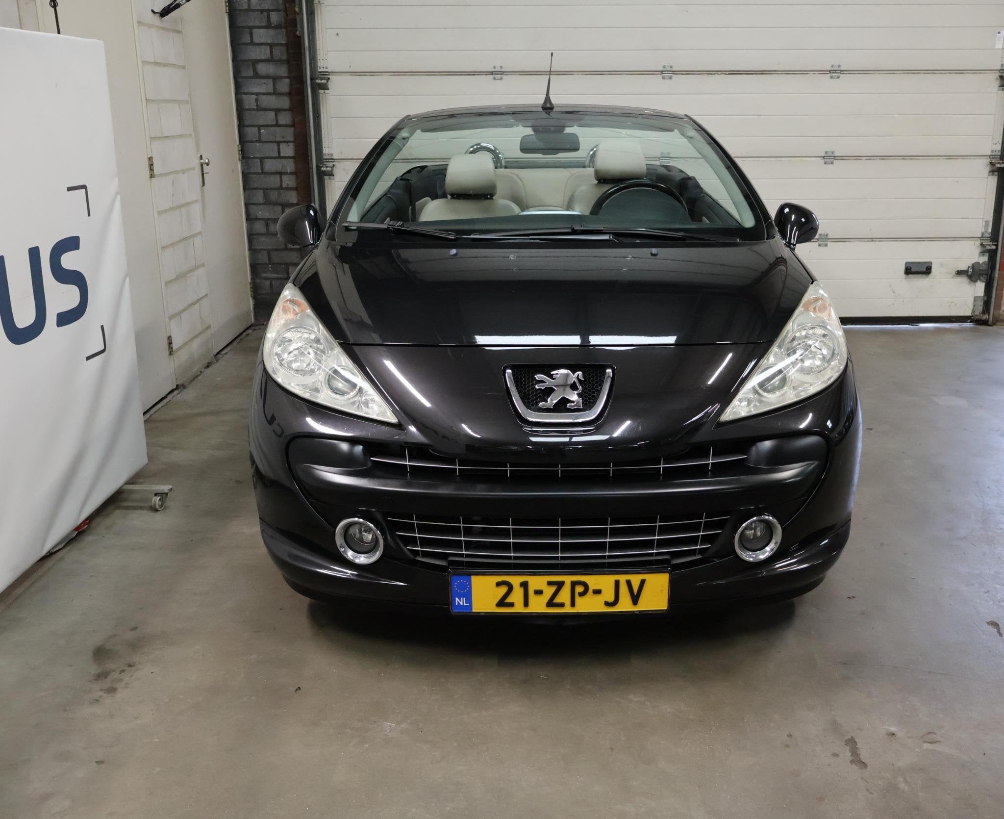 Peugeot 207 CC 1.6-16V T Sport NAP 3e eigenaar Cruise Leder, Auto's, Voorwielaandrijving, 4 cilinders, 4 stoelen, Zwart