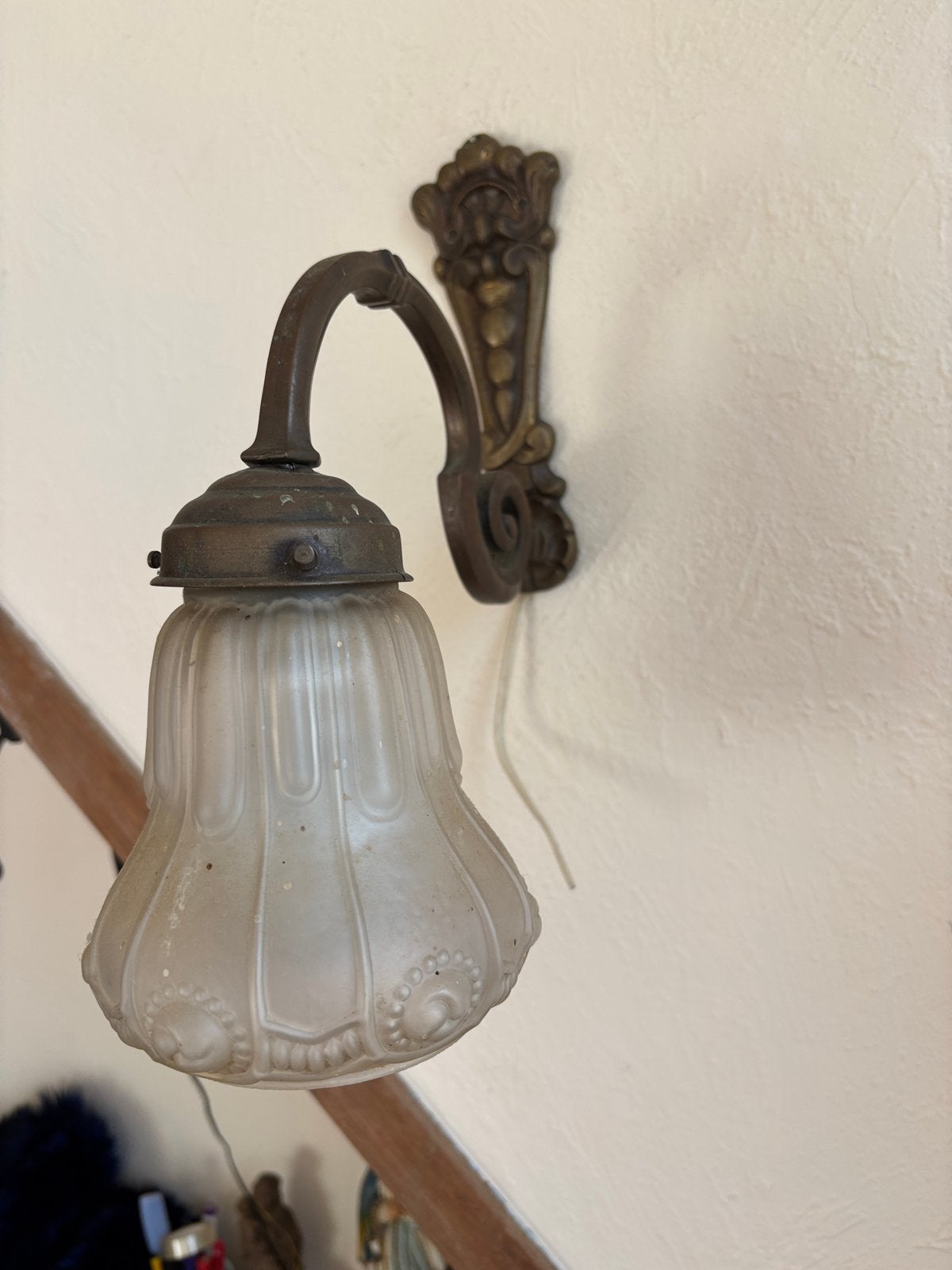 Antieke wandlamp met sierlijke bronzen arm en glazen kap, Antiek en Kunst, Antiek | Lampen, Verzenden