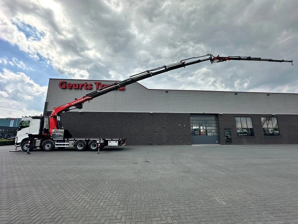 Volvo FH 8X4 BAKWAGEN MET FASSI F1150RA.2.28 XHE-DYNAMIC MET, Auto's, Vrachtwagens, Automaat, Achterwielaandrijving, Euro 6, Wit