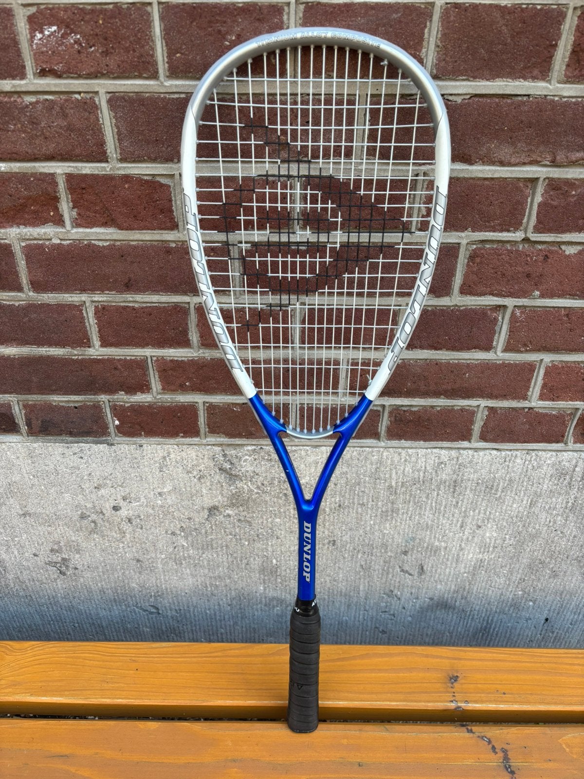Dunlop Blauw Wit Squash Racket met Nieuwe Grip, Sport en Fitness, Squash, Gebruikt, Racket, Ophalen of Verzenden