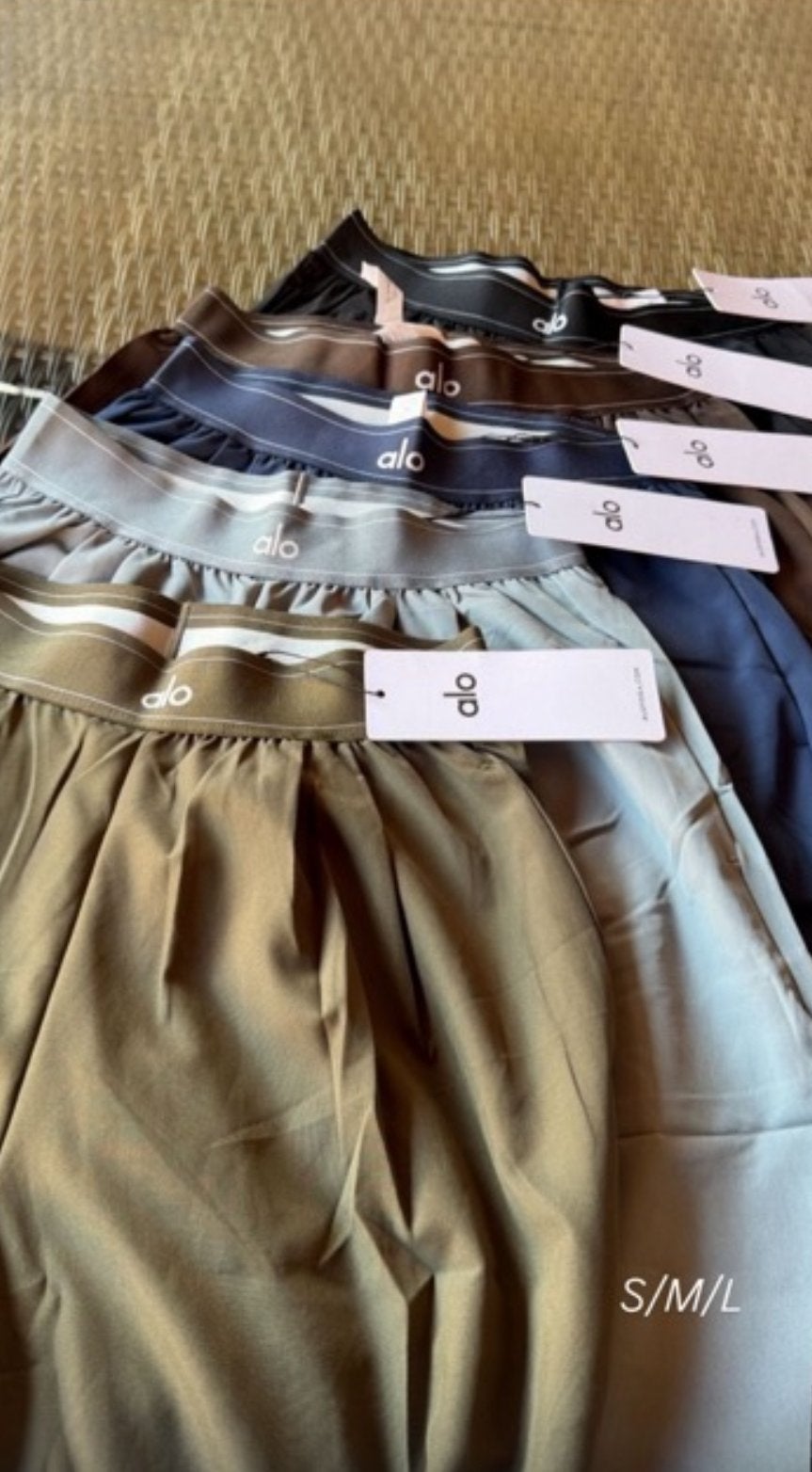 Stijlvolle en comfortabele Alo broeken in diverse kleuren, Kleding | Dames, Broeken en Pantalons, Zwart, Nieuw, Ophalen of Verzenden