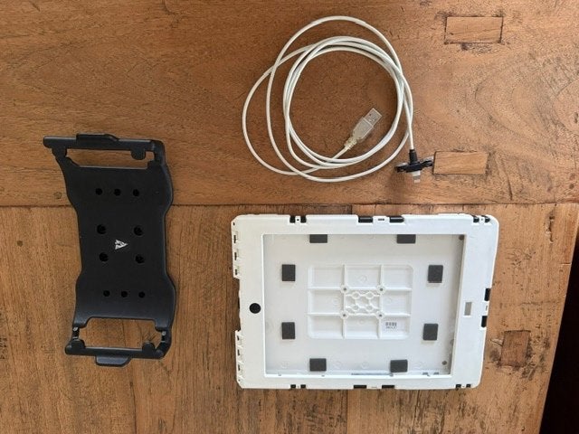 Waterdichte hoes iPad 9,7 inch met waterdichte laadkabel, Bescherming voor- en achterkant, Ophalen of Verzenden, Zo goed als nieuw