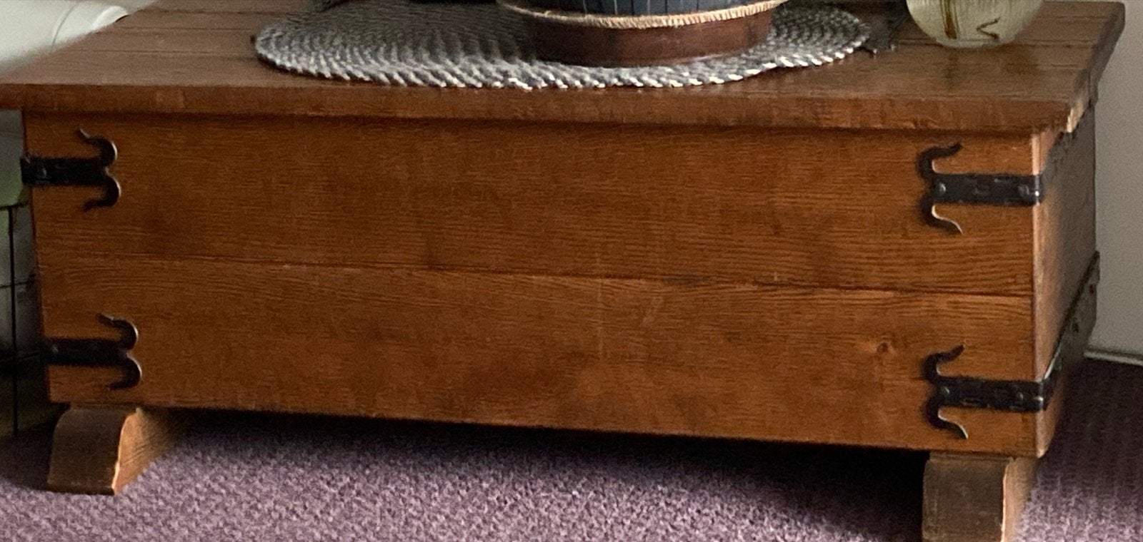 Rustieke houten kist/salontafel met smeedijzeren details, Ophalen