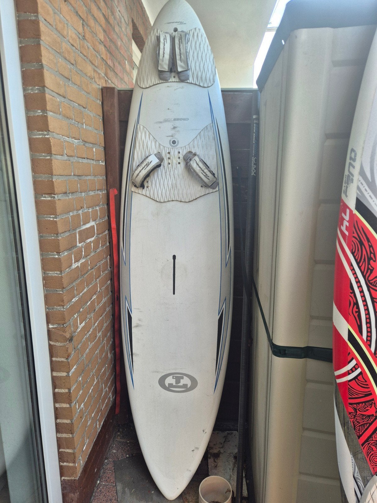 Thommen Cross X97 Windsurfplank, Met voetbanden, 250 tot 300 cm, Gebruikt, Plank