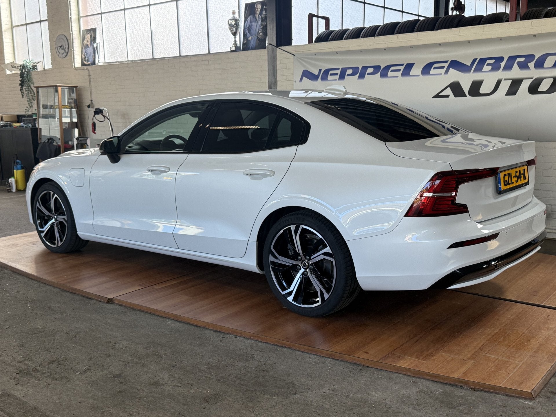 Volvo S60 2.0 Recharge T6 AWD Plus Dark Long Range, Auto's, 12 maanden, Gebruikt, Euro 6, 4 cilinders