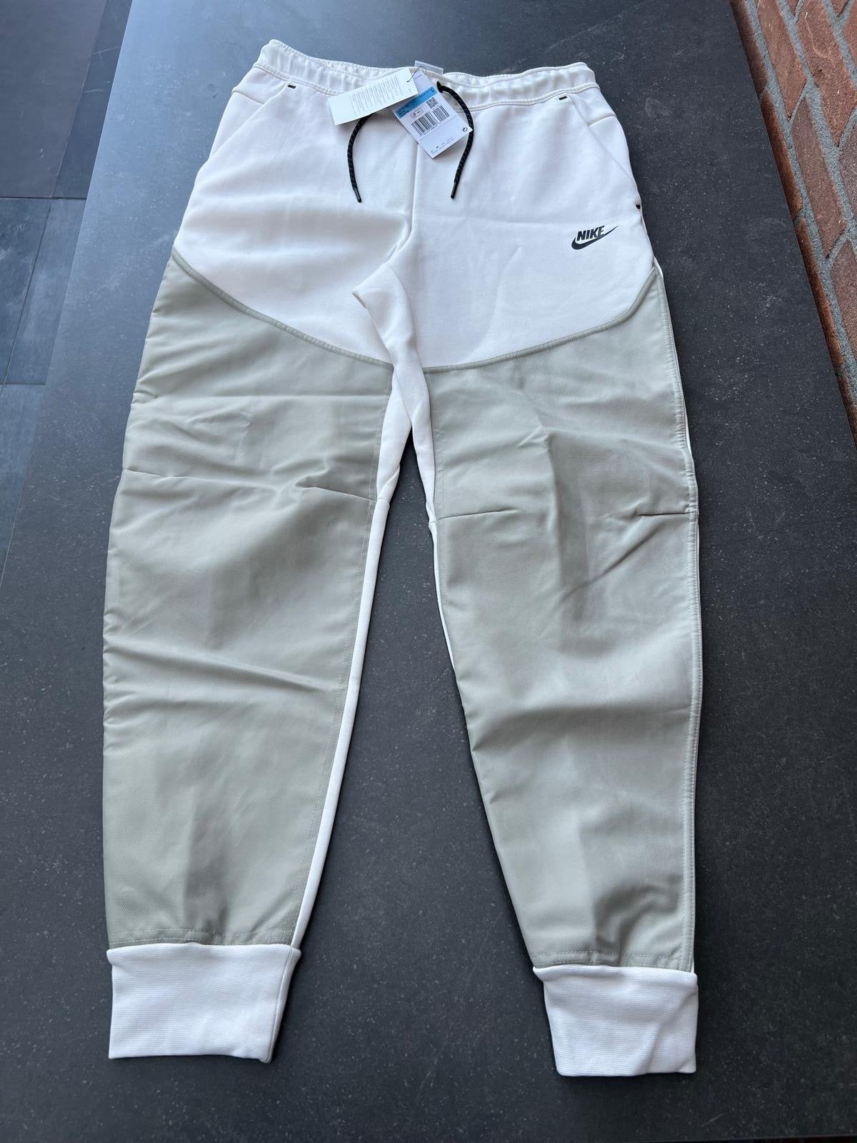 Nike Tech Fleece Joggingbroek Heren - Nieuw met kaartjes, Ophalen of Verzenden, Nieuw, Maat 48/50 (M), Beige