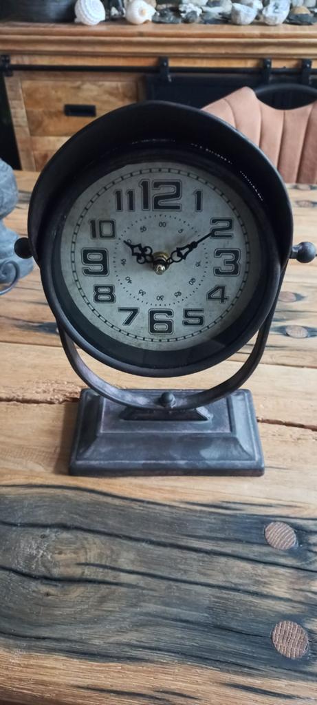Stoere staande klok op batterijen, Antiek en Kunst, Ophalen of Verzenden