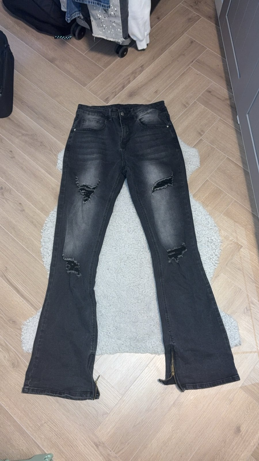 Zwarte flared jeans met scheuren en ritsen, Kleding | Dames, Spijkerbroeken en Jeans, Verzenden, Zo goed als nieuw, Zwart, W27 (confectie 34) of kleiner