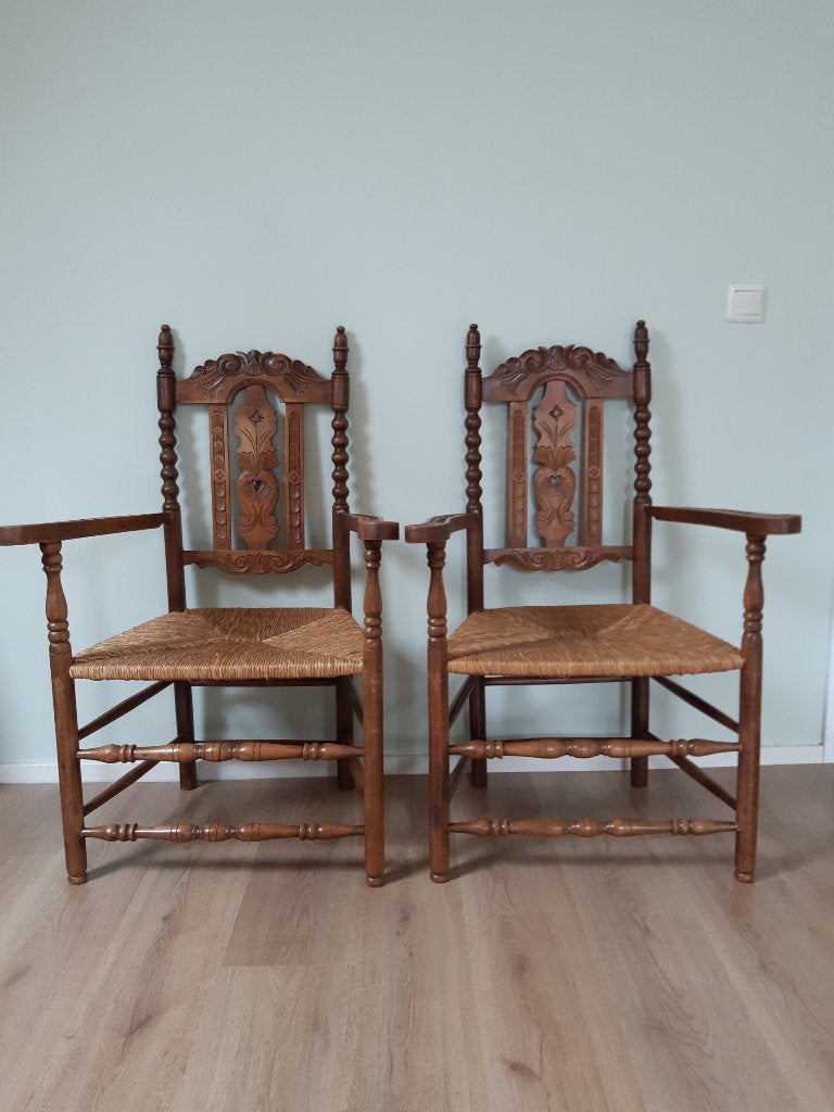 2 antieke bewerkte stoelen per stuk 25 euro, Ophalen, Gebruikt, Bruin