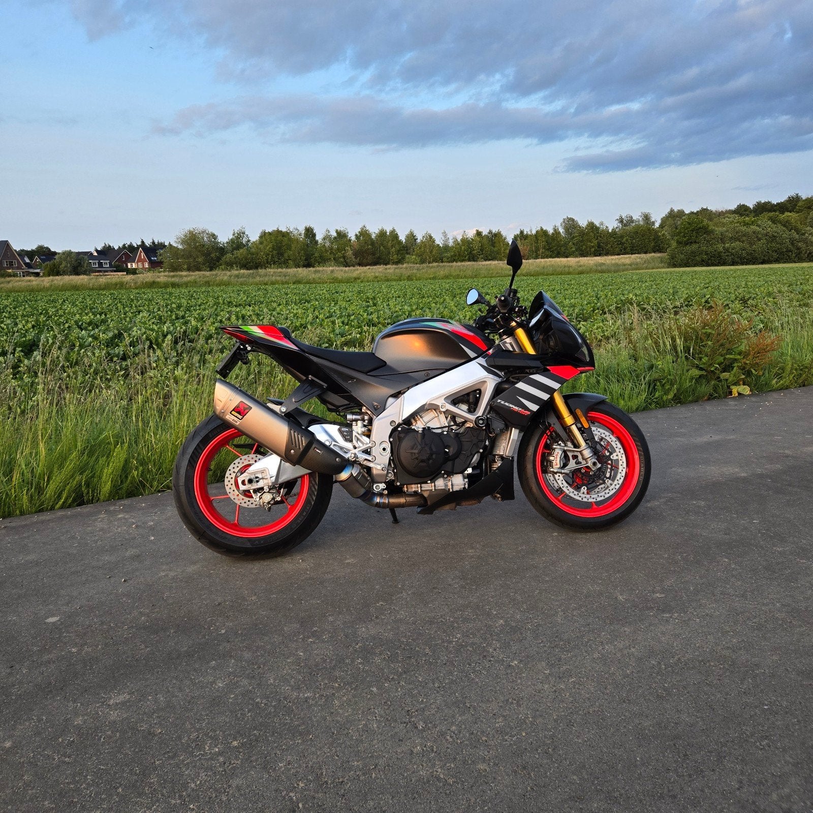 Aprilia Tuono V4 1100 Factory 2020 Akrapovic, Electronisch instelbare dempers, 4 cilinders, Motorrijbewijs A, Particulier