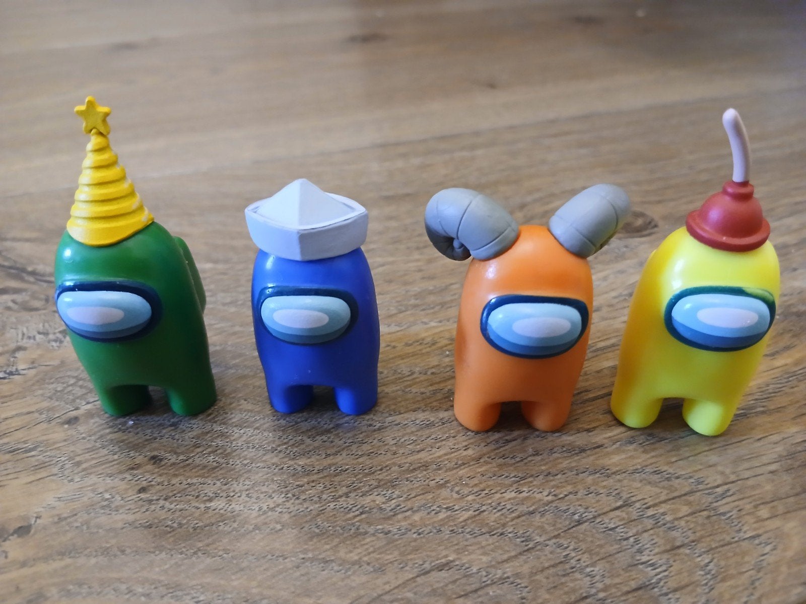 4 Among Us poppetjes, Ophalen, Zo goed als nieuw, Jongen of Meisje