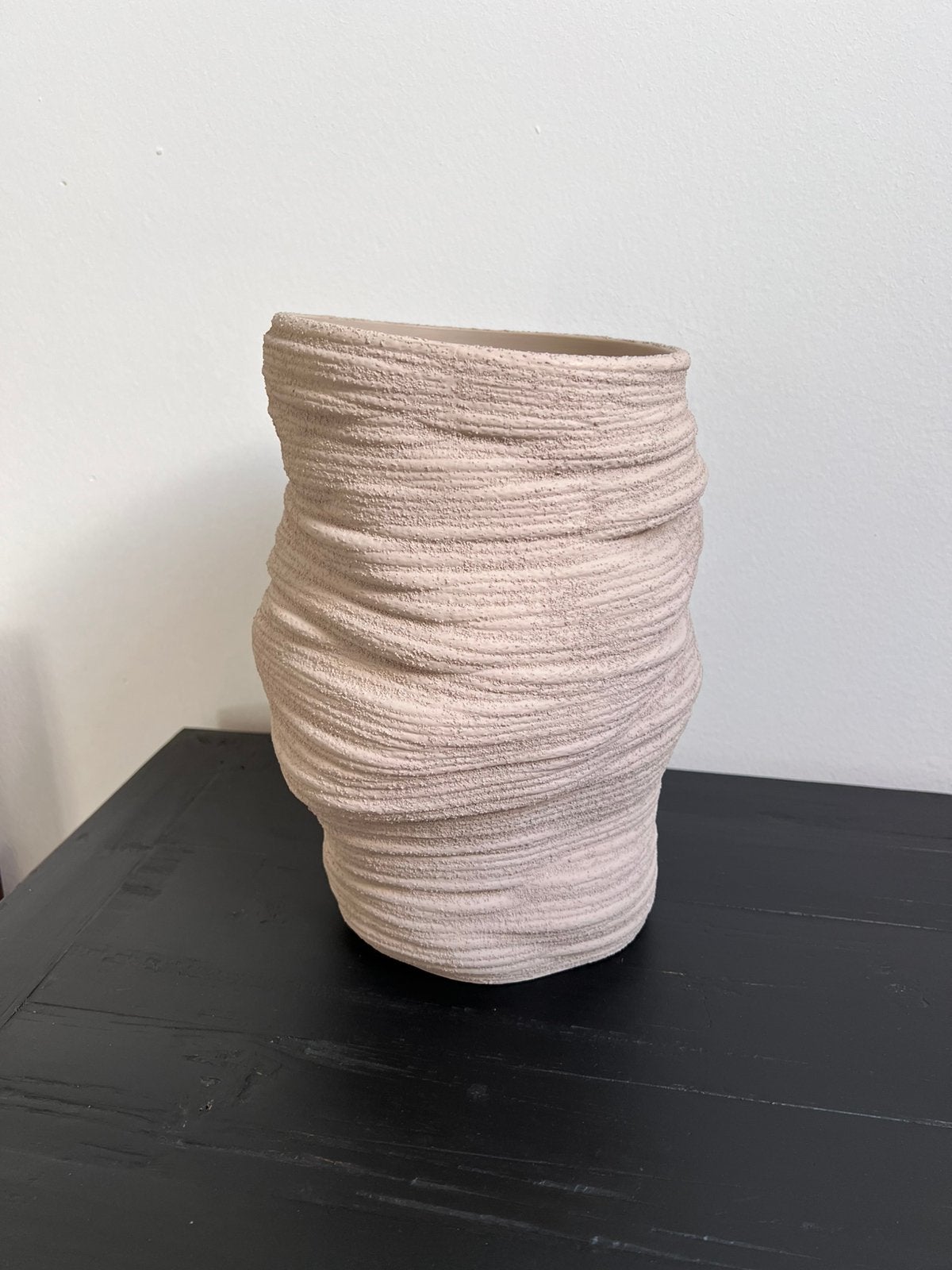 H&M Home vaas beige. Organische vorm japandi., Huis en Inrichting, Woonaccessoires | Vazen, 28 cm, Beige, Ophalen of Verzenden