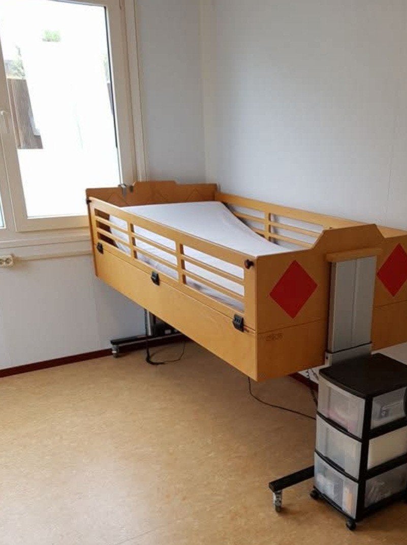 Verstelbaar hoog-laagbed, Ophalen, 85 tot 100 cm, Gebruikt, Lattenbodem