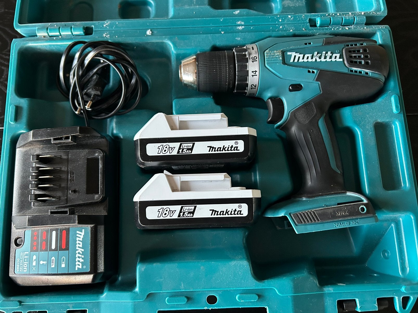 Makita Boormachine met Oplader en 2 Accu's, Gebruikt, Variabele snelheid, Ophalen of Verzenden, Boor- en Schroefmachine
