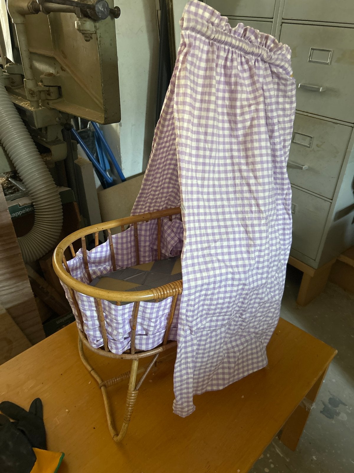 Vintage rotan poppenwieg met paars geruit textiel, Ophalen, Gebruikt, Babypop