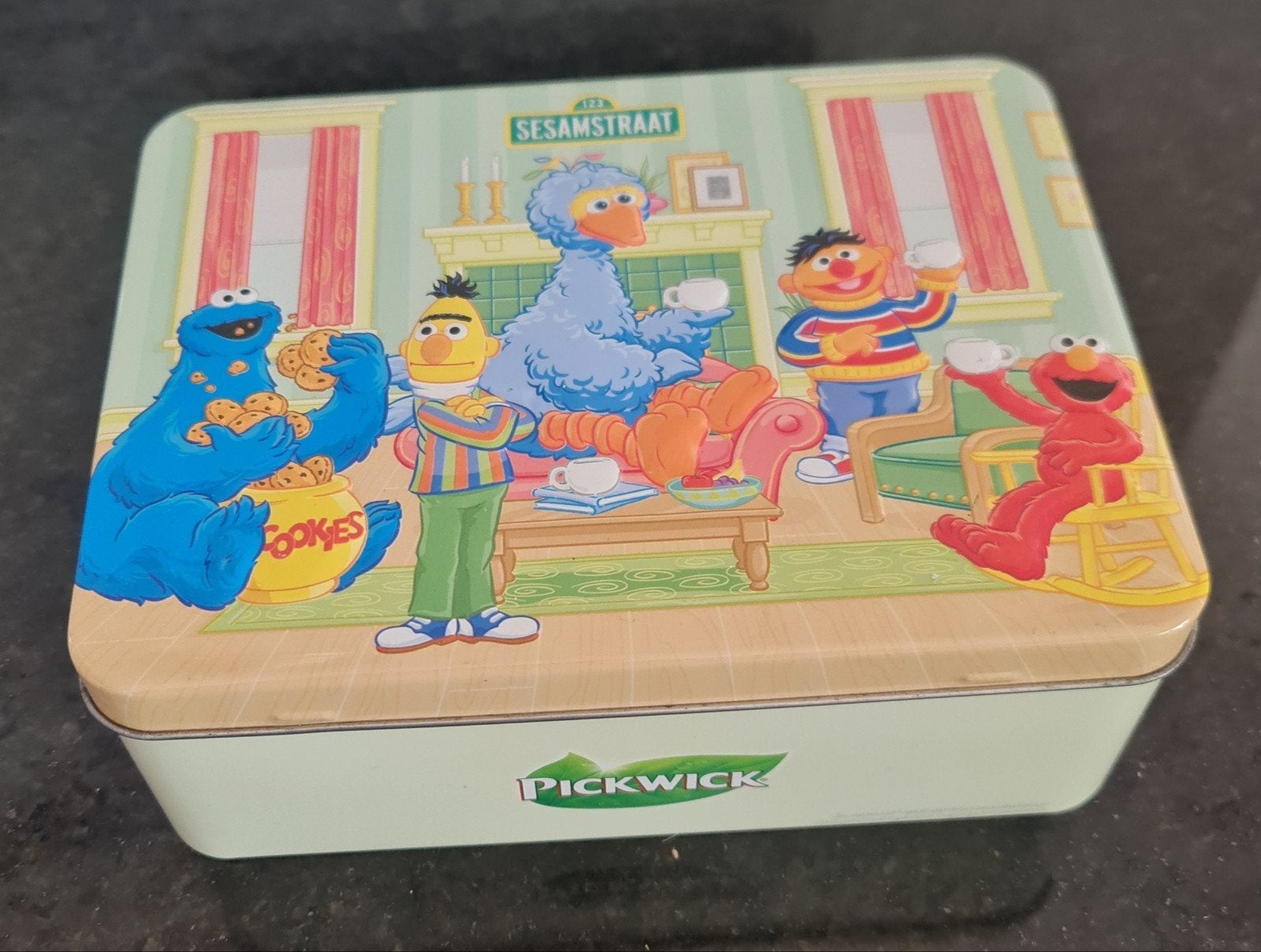 Pickwick koekblik met een Sesamstraat reliëfdeksel, Verzamelen, Ophalen of Verzenden, Zo goed als nieuw, Gebruiksvoorwerp