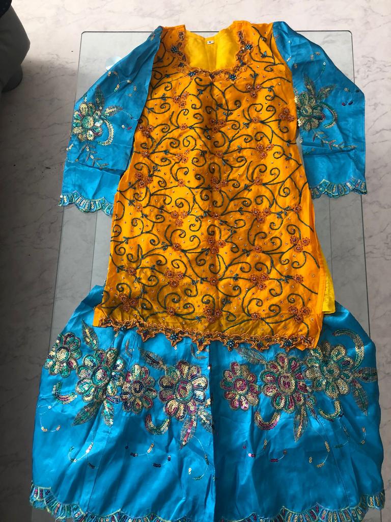 Prachtige Bollywood Lehenga - Geel & Blauw met Borduurwerk, Ophalen of Verzenden, Zo goed als nieuw, Maat 36 (S), Geel