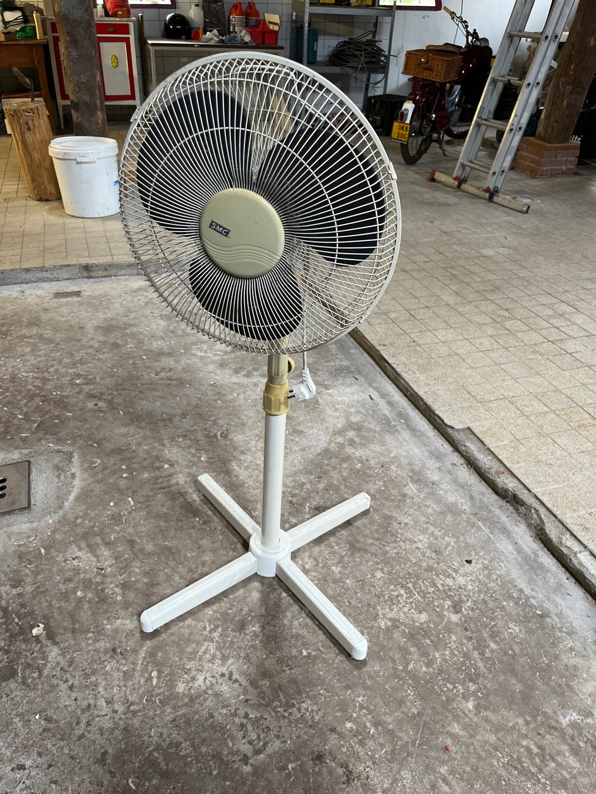 SMC Statiefventilator - Wit/Beige - Gebruikt, Witgoed en Apparatuur, Ventilatoren, Gebruikt, Statiefventilator, Ophalen
