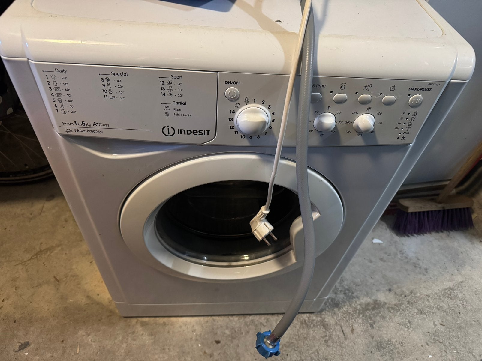 Indesit wasmachine, Ophalen, 1200 tot 1600 toeren, 4 tot 6 kg, Zo goed als nieuw
