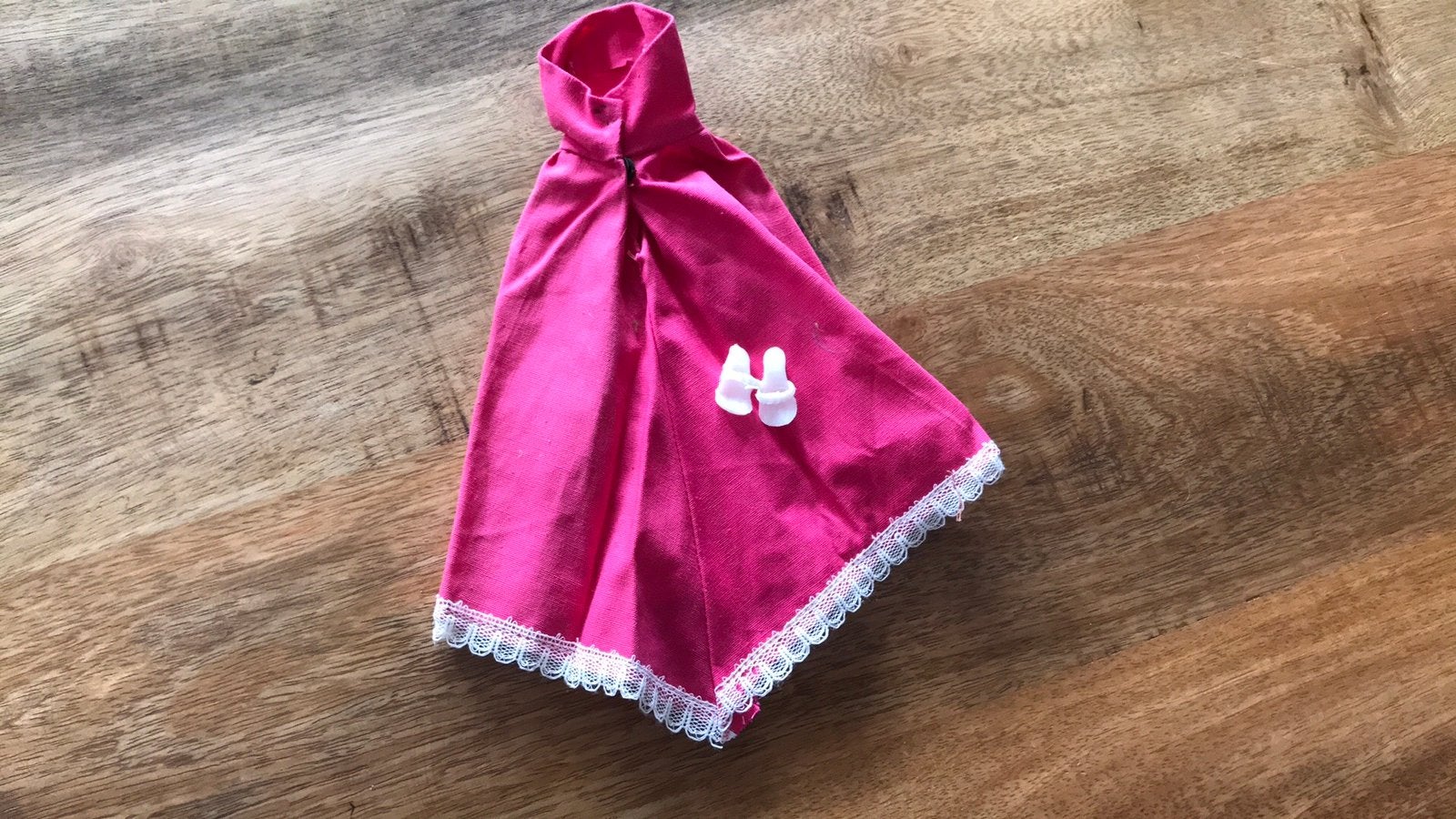 Barbie rose lange jurk en slippers.jurk is achter verkleurd, Ophalen of Verzenden, Gebruikt, Kleertjes