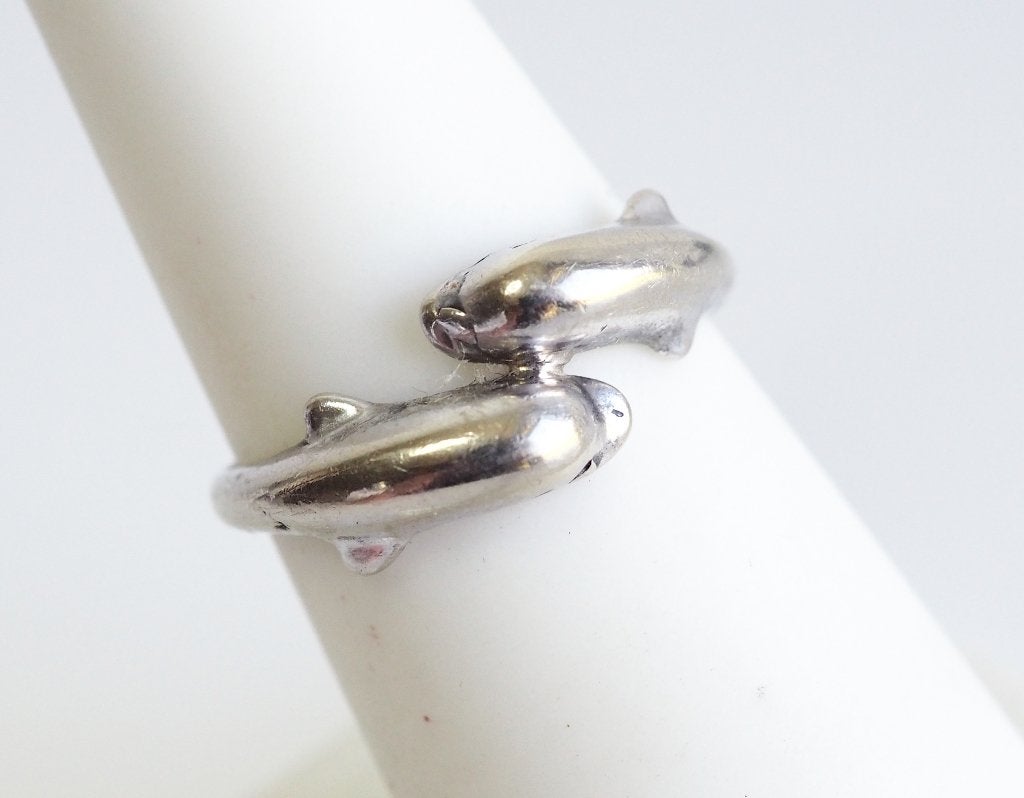 14 krt witgouden rijring met twee spelende dolfijnen, Sieraden, Tassen en Uiterlijk, Ringen, Gebruikt, ., Ophalen of Verzenden